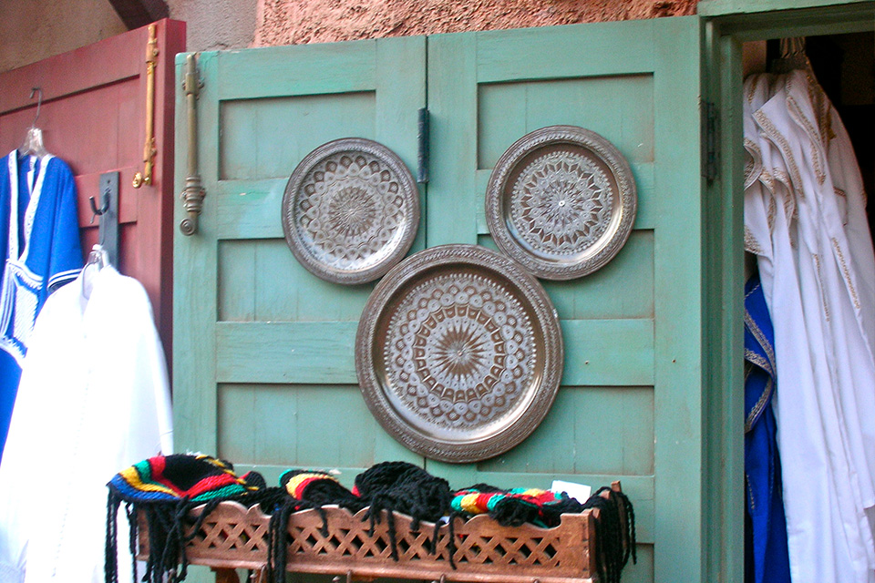 10 ways to keep your children entertained while waiting in line at Walt Disney World 2 HiddenMickeyEpcot