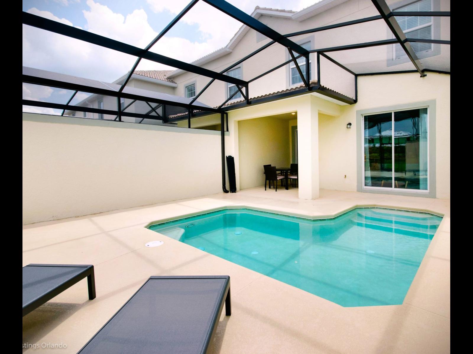 Patio with a private splash pool at a vacation rental through casiaola's Orlando property in Florida.